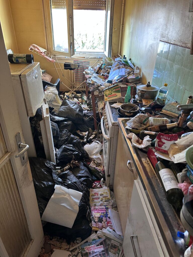 Logement encombré avant le nettoyage syndrome de Diogène